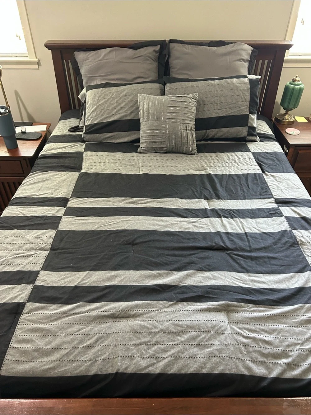 Queen Comforter Set – Black & Gray Bedding Set with Pillow Shams & Throw Pillow